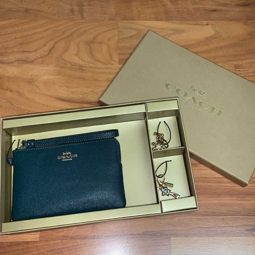 Brand New in Box Coach Boxed Corner Zip Wristlet - Picture 2 of 6